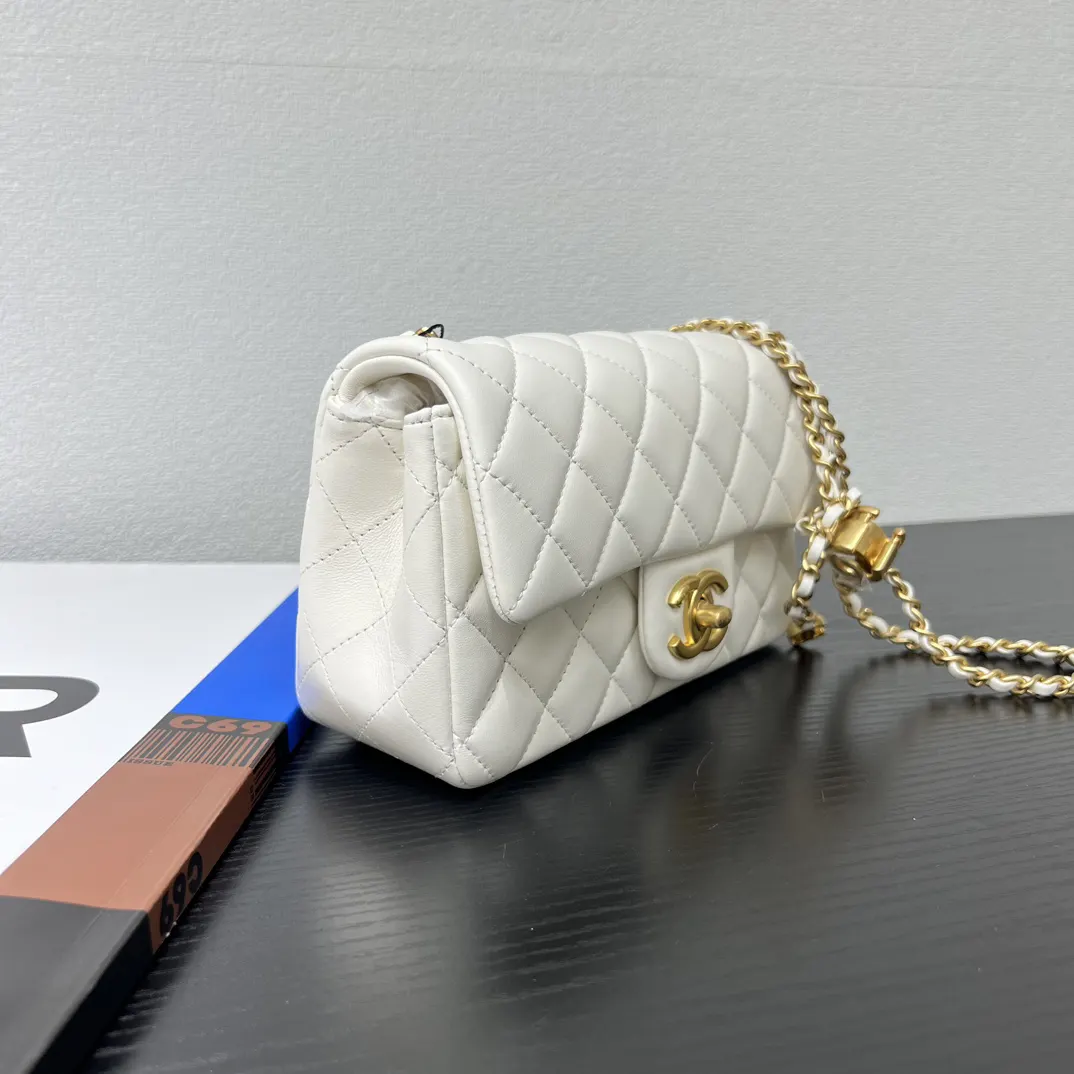 CHANEL 白色小羊皮菱格链条包 经典款