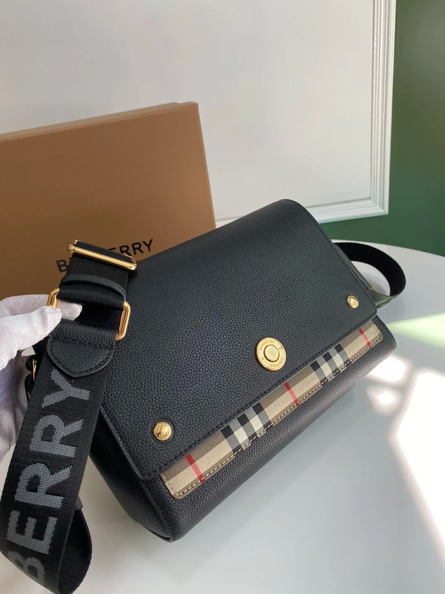 皮革 搭 可拆式网纹背带 点缀品牌标志性条纹 雙肩包 实用雙肩款
