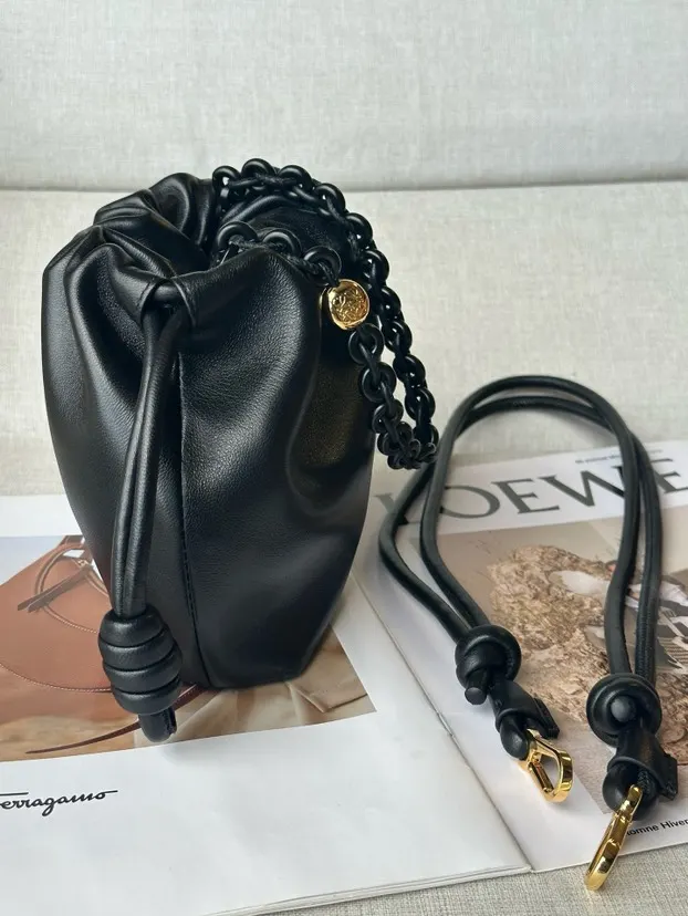 Loewe 金色 羊皮 型號 套金屬鏈條加长皮 鏈條包 精致鏈條款