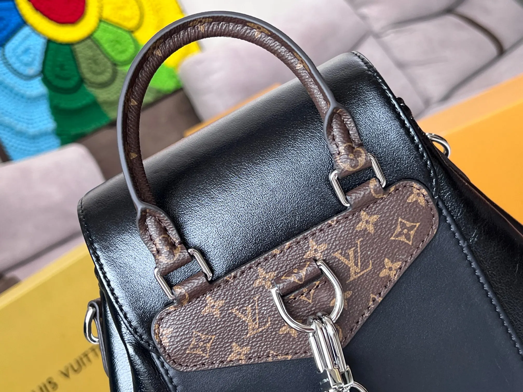 LV 黑色 羊皮 拉链前袋令小件物品稳妥随行 雙肩包 实用雙肩款