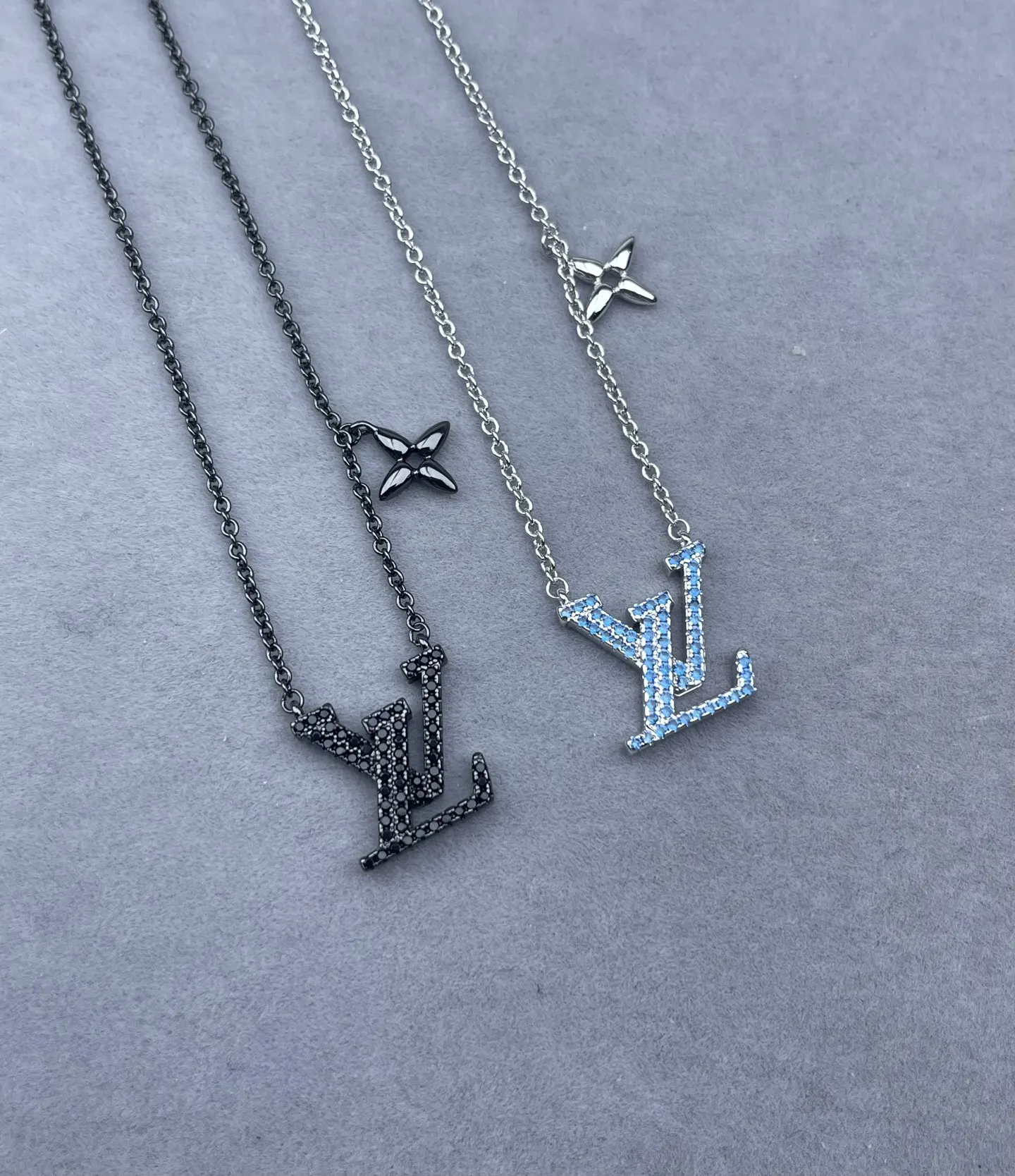 Louis Vuitton 满钻 字母 项链 精致锁骨链