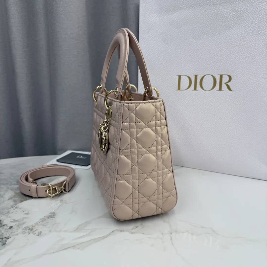 Dior Lady Dior 粉色羊皮卡夹 标签细节款