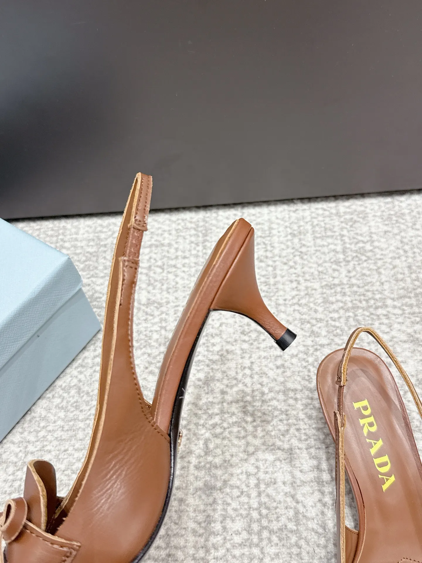 PRADA 牛皮 羊皮 休闲鞋 舒适百搭款