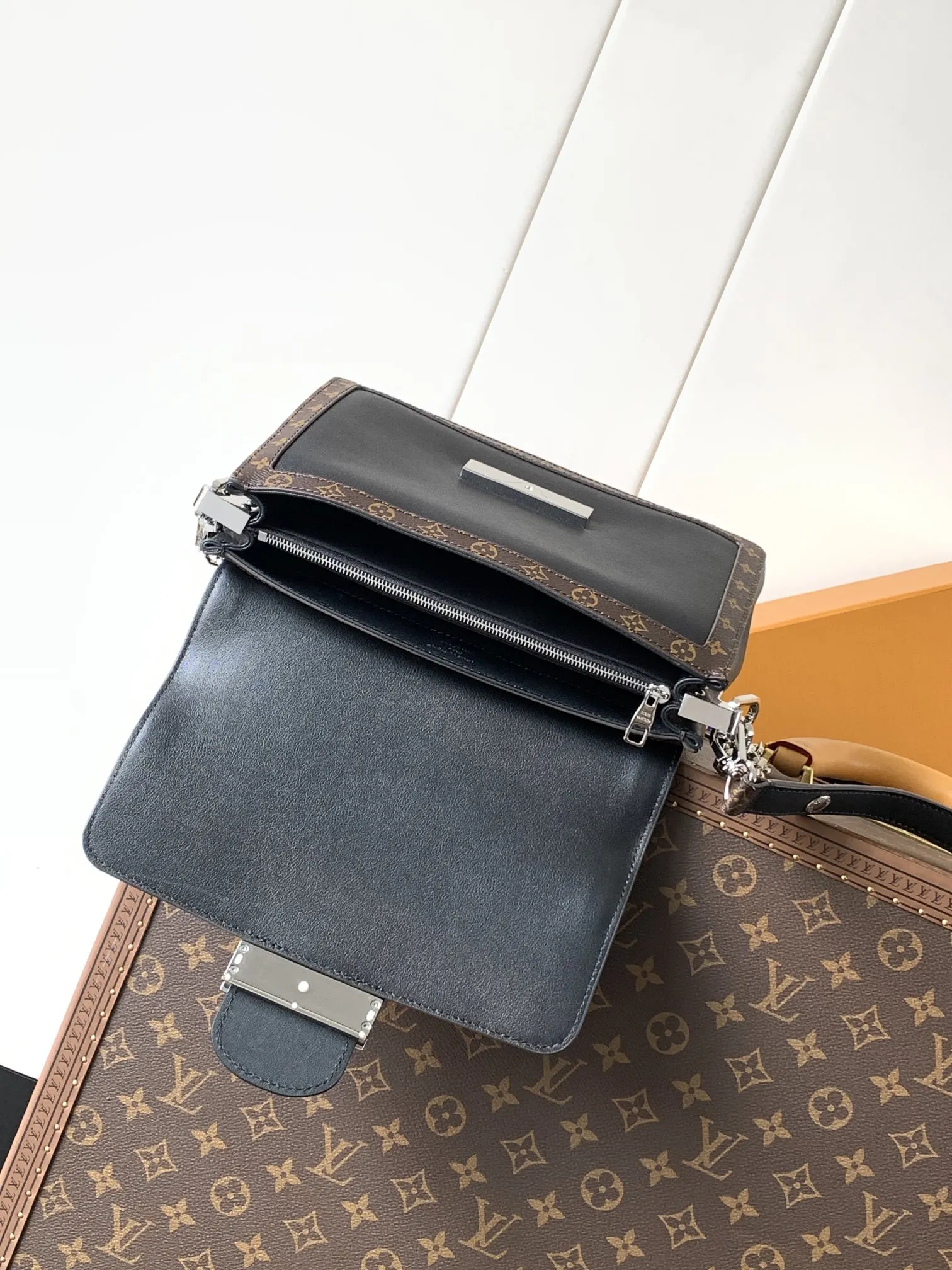 LV 牛皮 字母跃现于翻盖之上 与可拆卸链条相映成趣 链条包 精致链条款