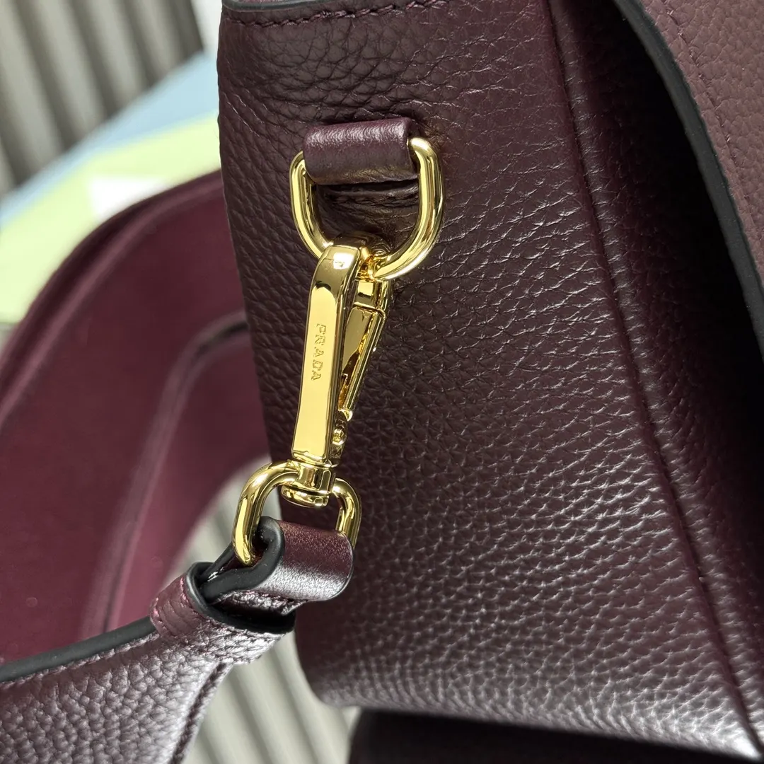 Prada 牛皮 字母 Logo 双肩背包 轻便实用