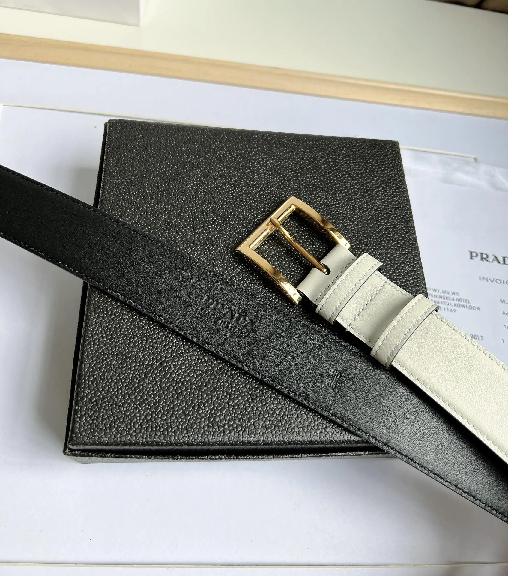 Prada 白色皮革腰带 金色方扣款