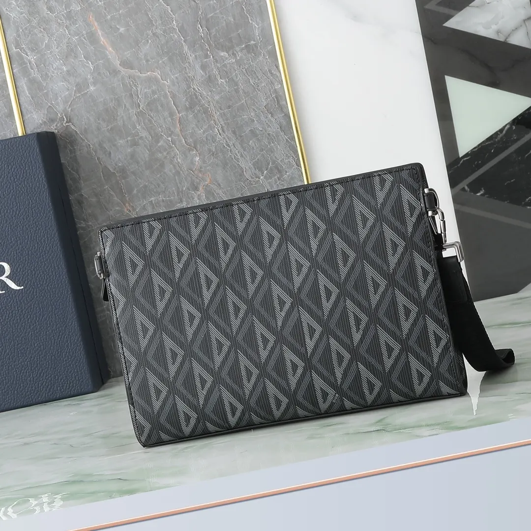 Dior 黑色 牛皮 宽敞的拉链隔层適合收納手机 还设有六个卡槽 手拿包 精致手拿款