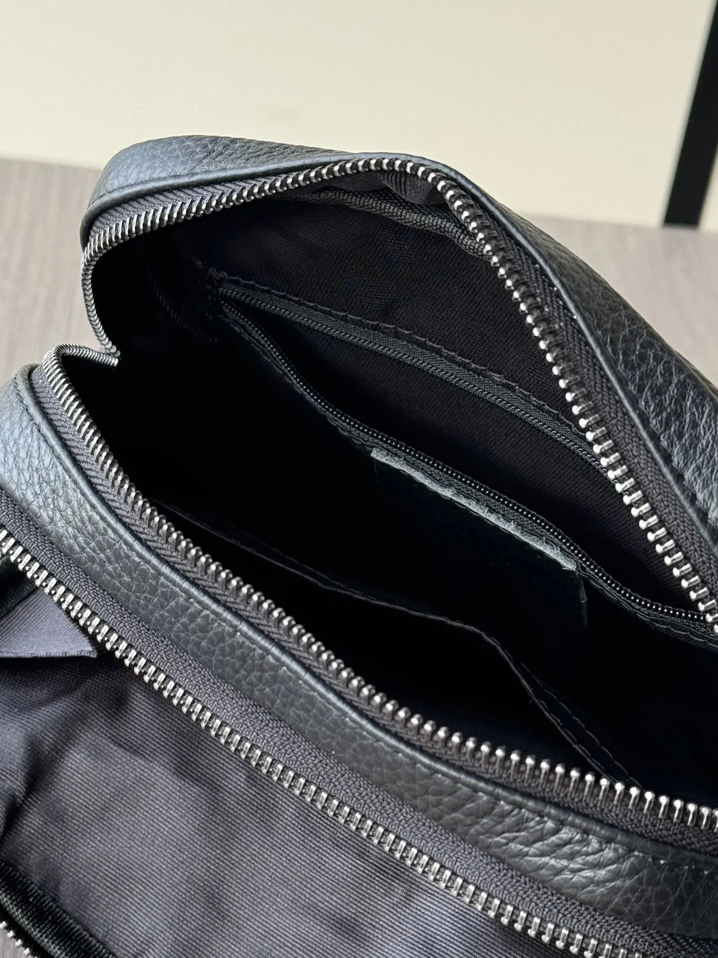 PRADA 黑色 牛皮 Logo 斜挎包 日常通勤款