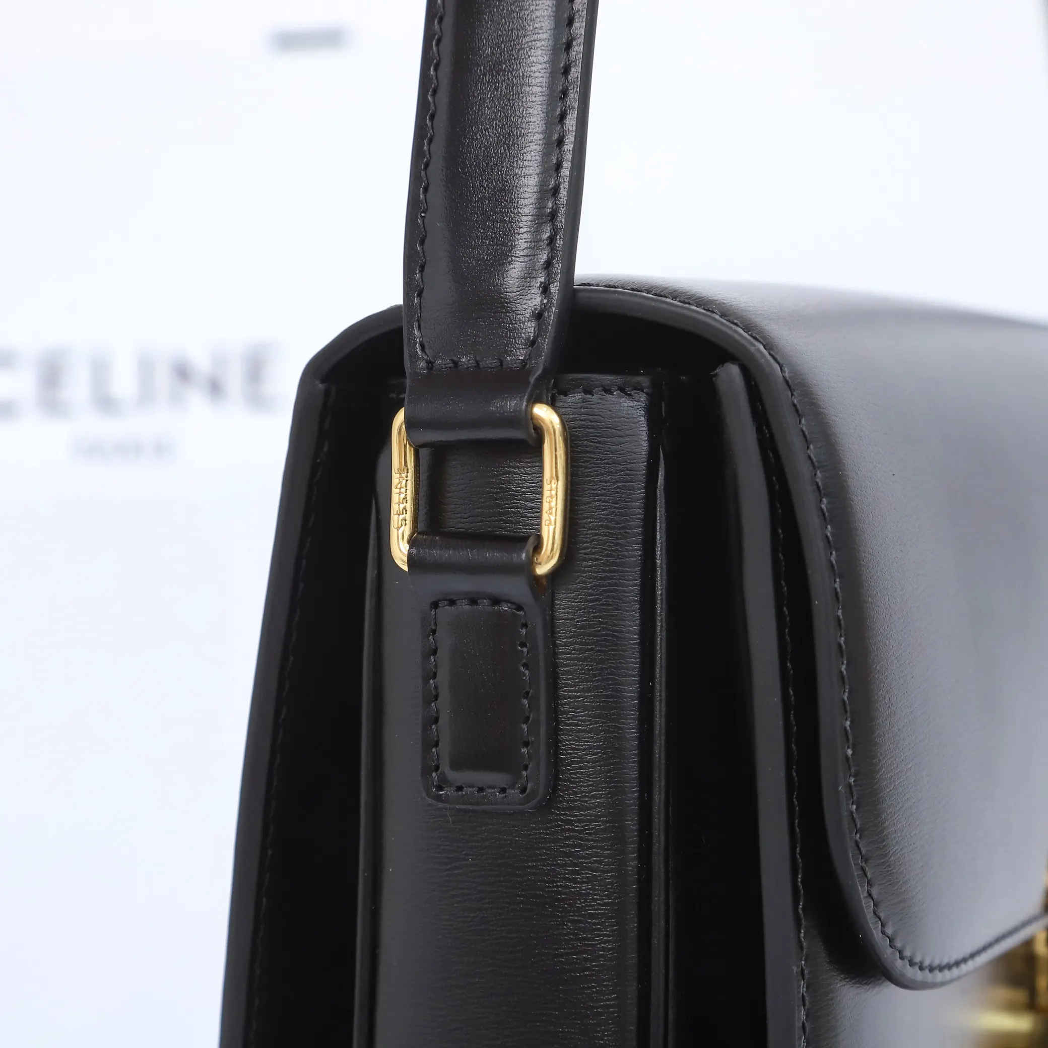 Celine 牛皮 将復古元素与品牌一向拿手的利落线条向结合 气质高贵 水桶包 休閒水桶款