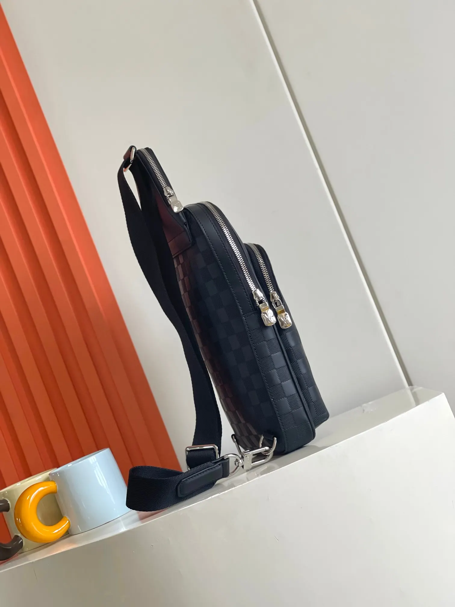 Damier 可调节肩带可通过 形环固定于左右两侧 单肩包 日常单肩背款