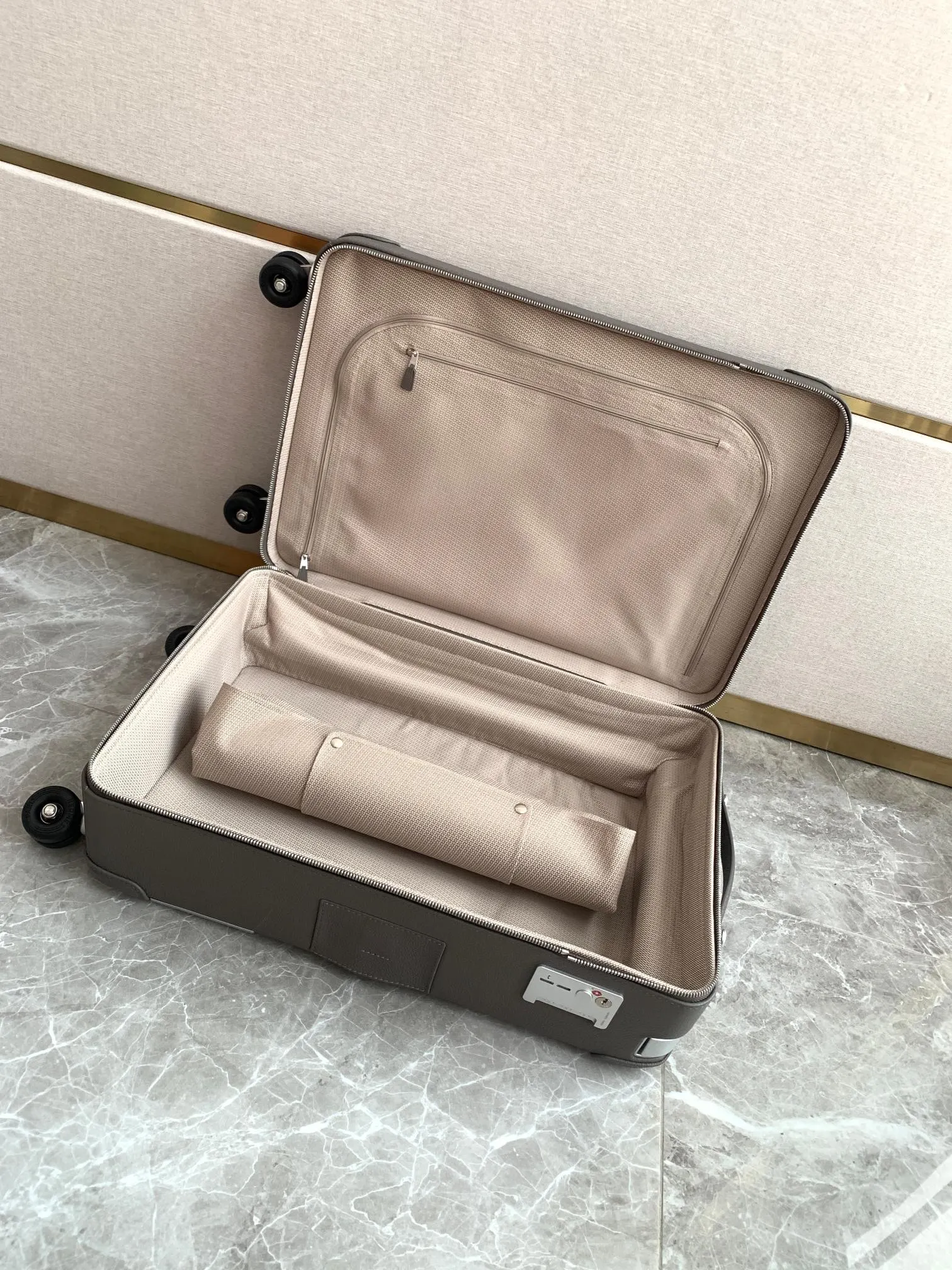 RMS行李箱陆续 订制款决定的小众和限量 受众群体 旅行拉杆款 轻便出行款