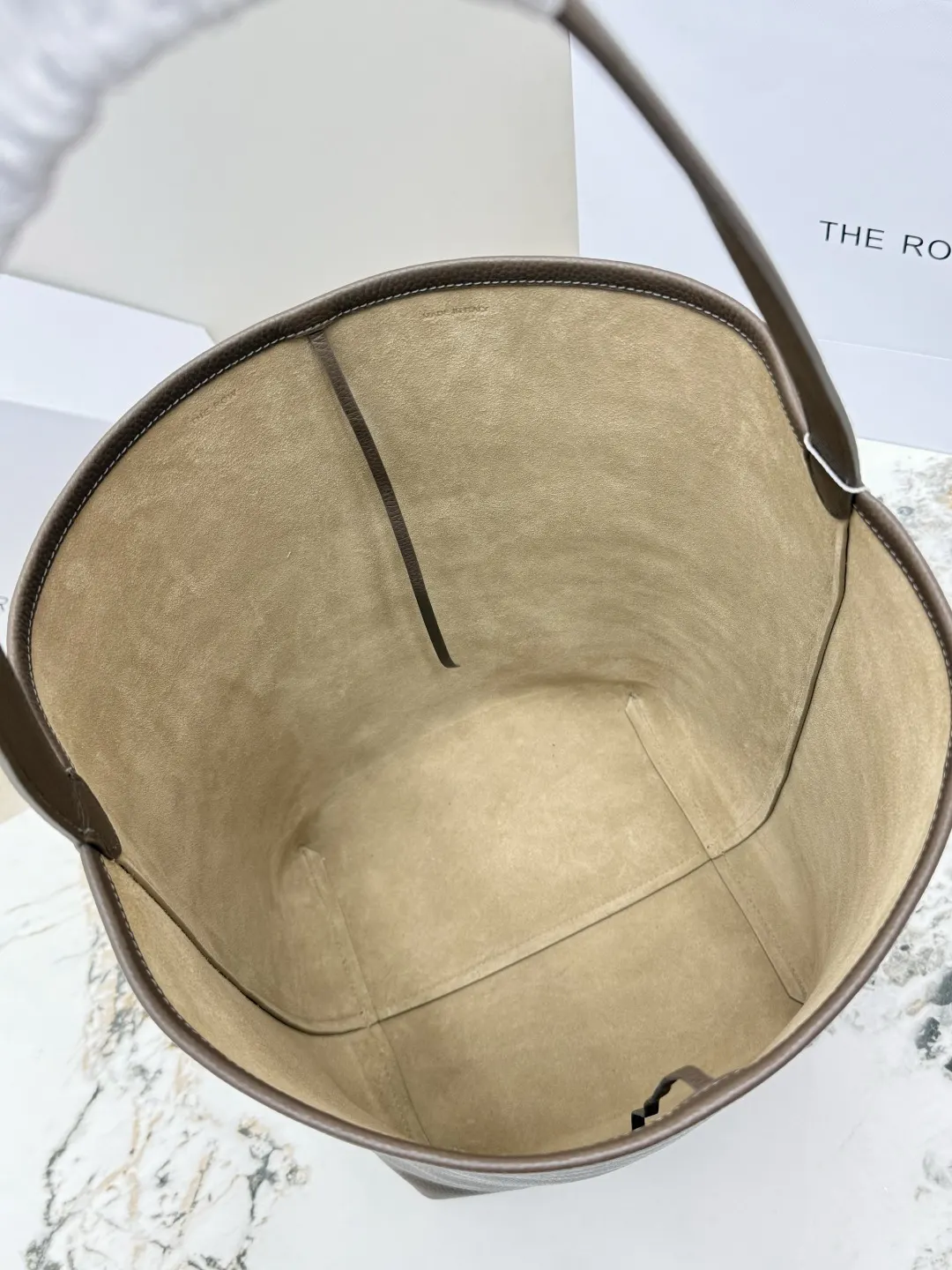 小牛皮 大容量輕便水桶手提包 可腋下可手提 簡約而不张扬 托特包 大容量托特款