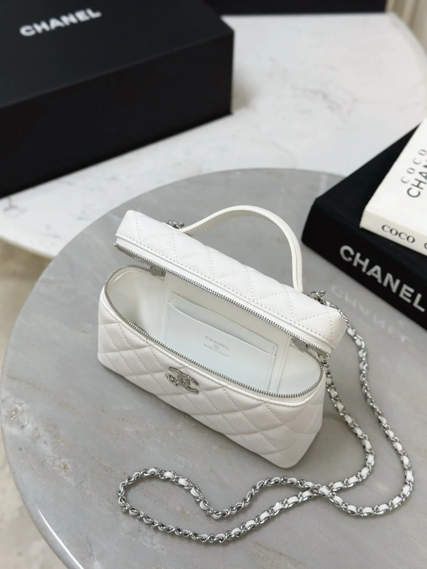 CHANEL 19 Bag 白色荔枝纹牛皮链条包 迷你款