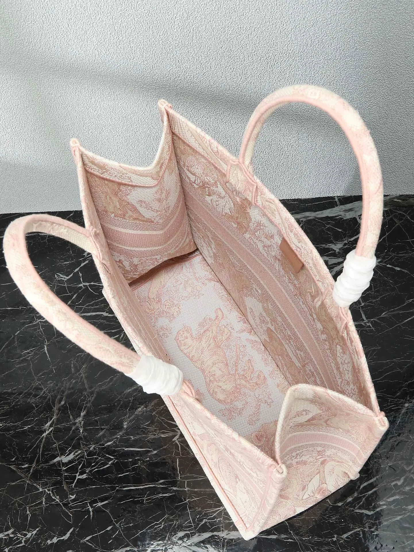 Book Tote 可收纳各种日常用品 全新演绎Baye图案混合效果D 托特包 大容量托特款