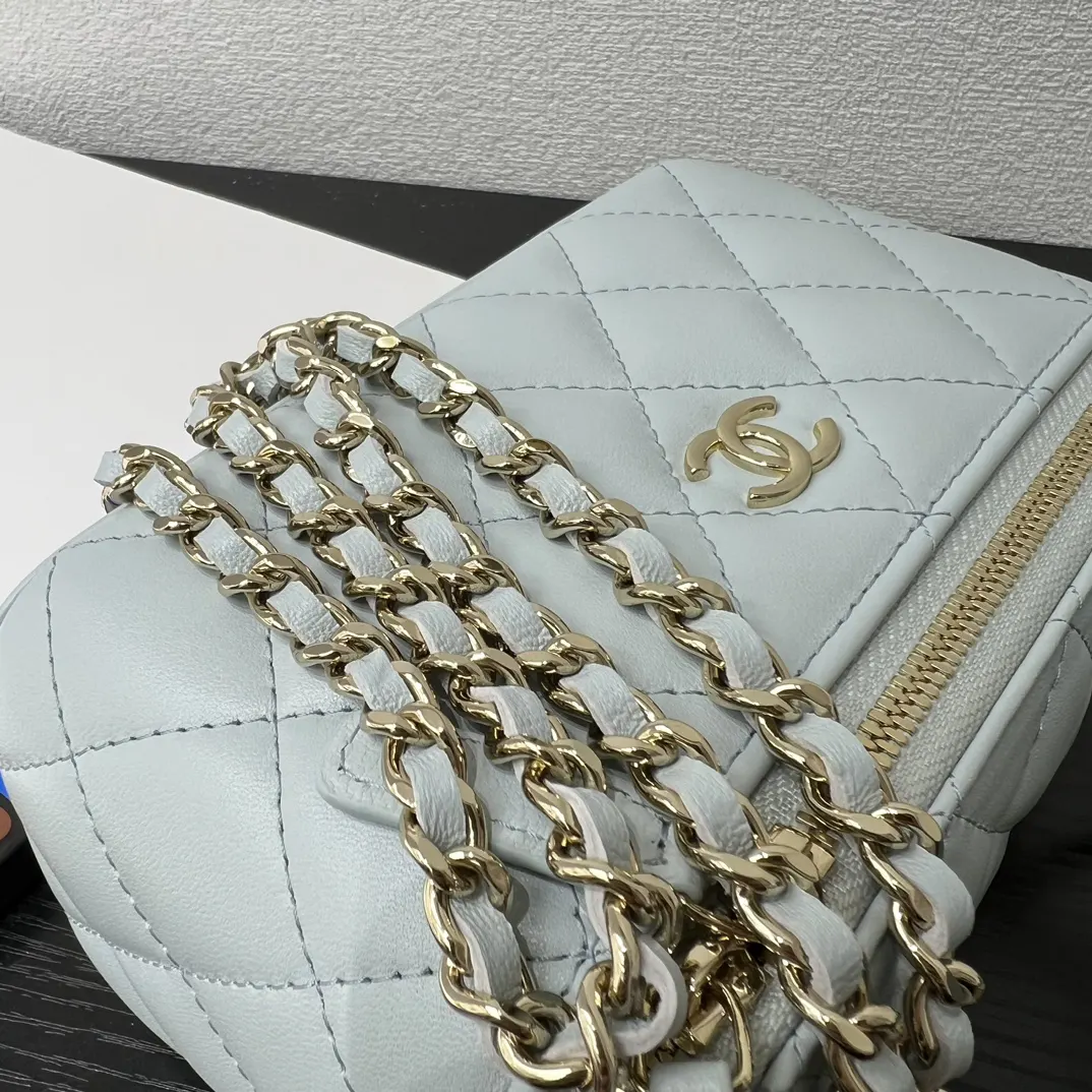 CHANEL 19 Bag 浅蓝色羊皮菱格链条包 小号款