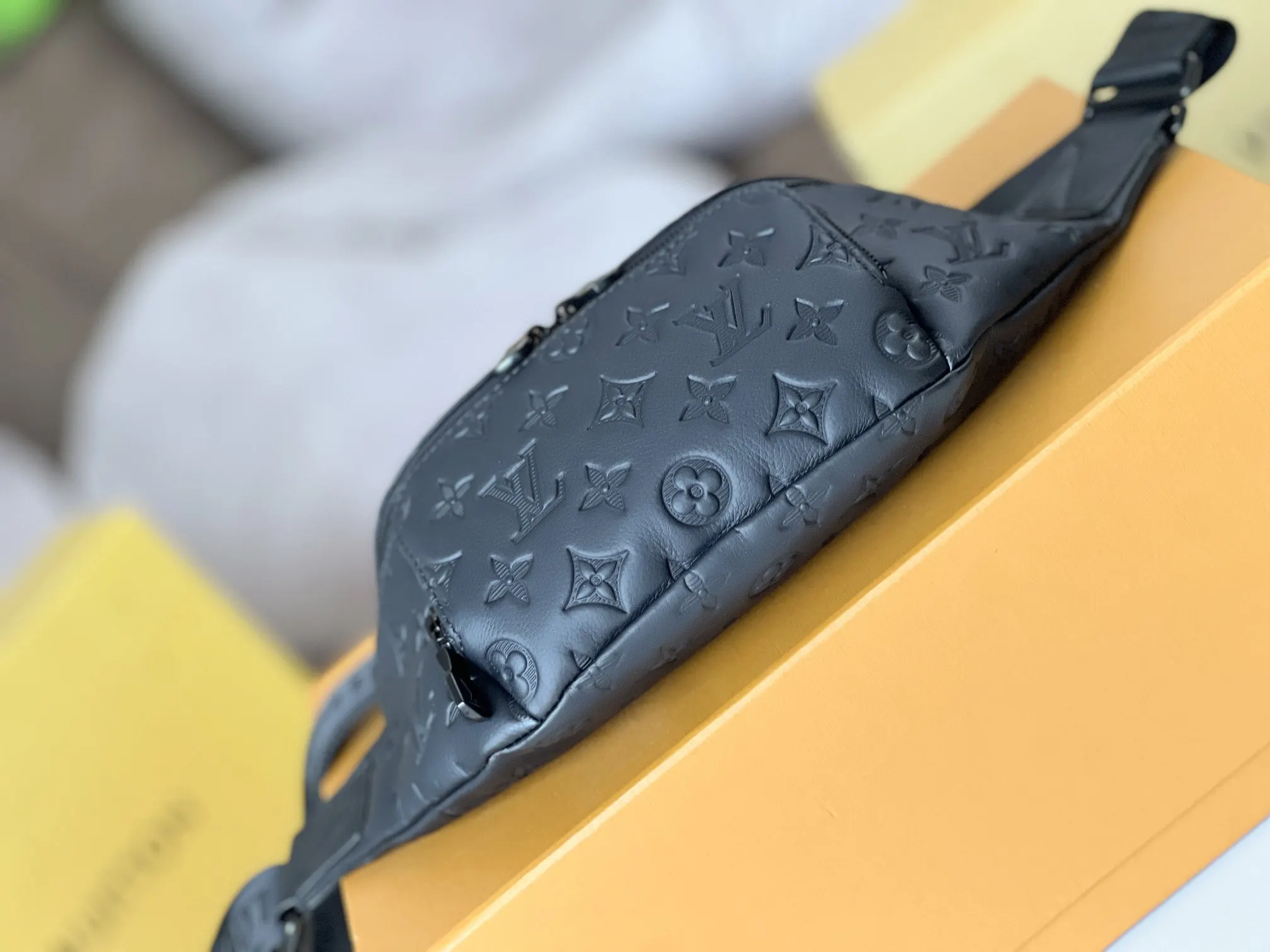 黑色 牛皮 贴身构型方便取放主隔层物品 可调节背带实现系腰 肩背 腰包 休闲腰包款