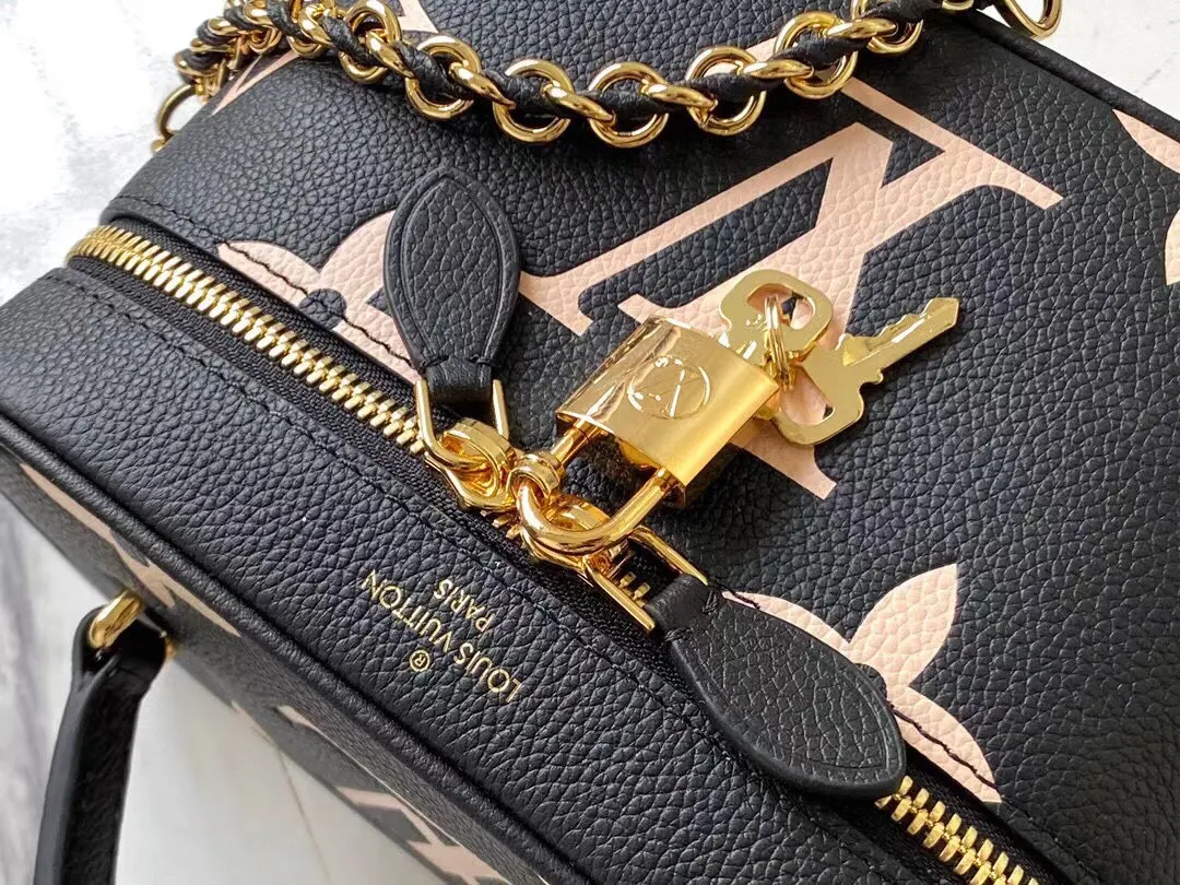 LV Petite Malle 黑色星花硬箱斜背包(數字13) LV Petite Malle 黑色星花硬箱斜背包(數字13)