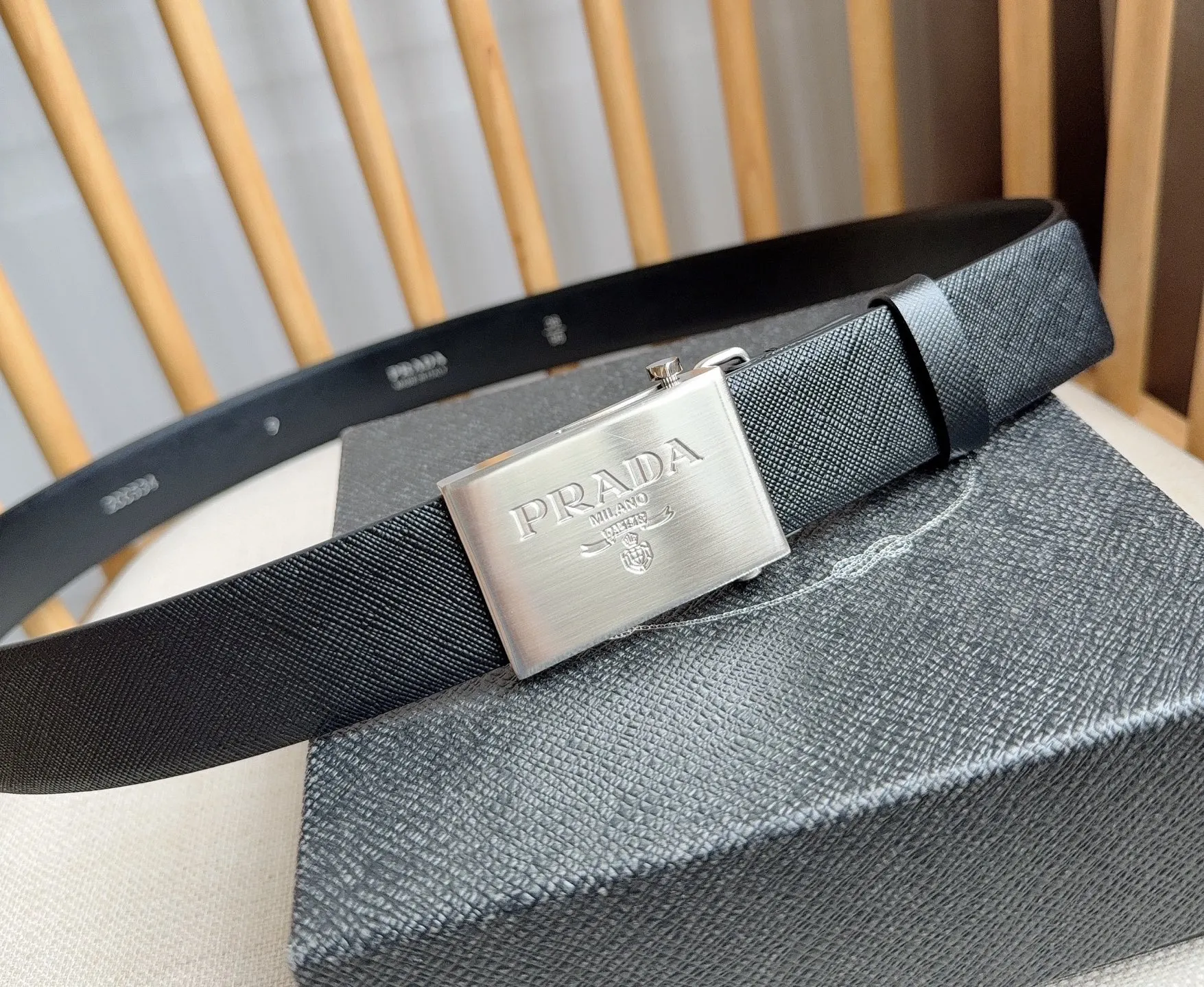 PRADA 皮革 Logo 金属标 腰带 通勤搭配款