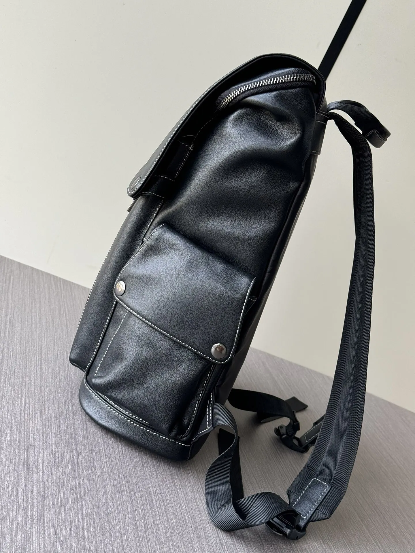 Prada 黑色 牛皮 Logo 双肩背包 轻便实用