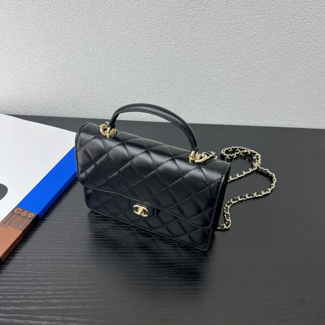 Chanel 黑色小牛皮手提包 金扣