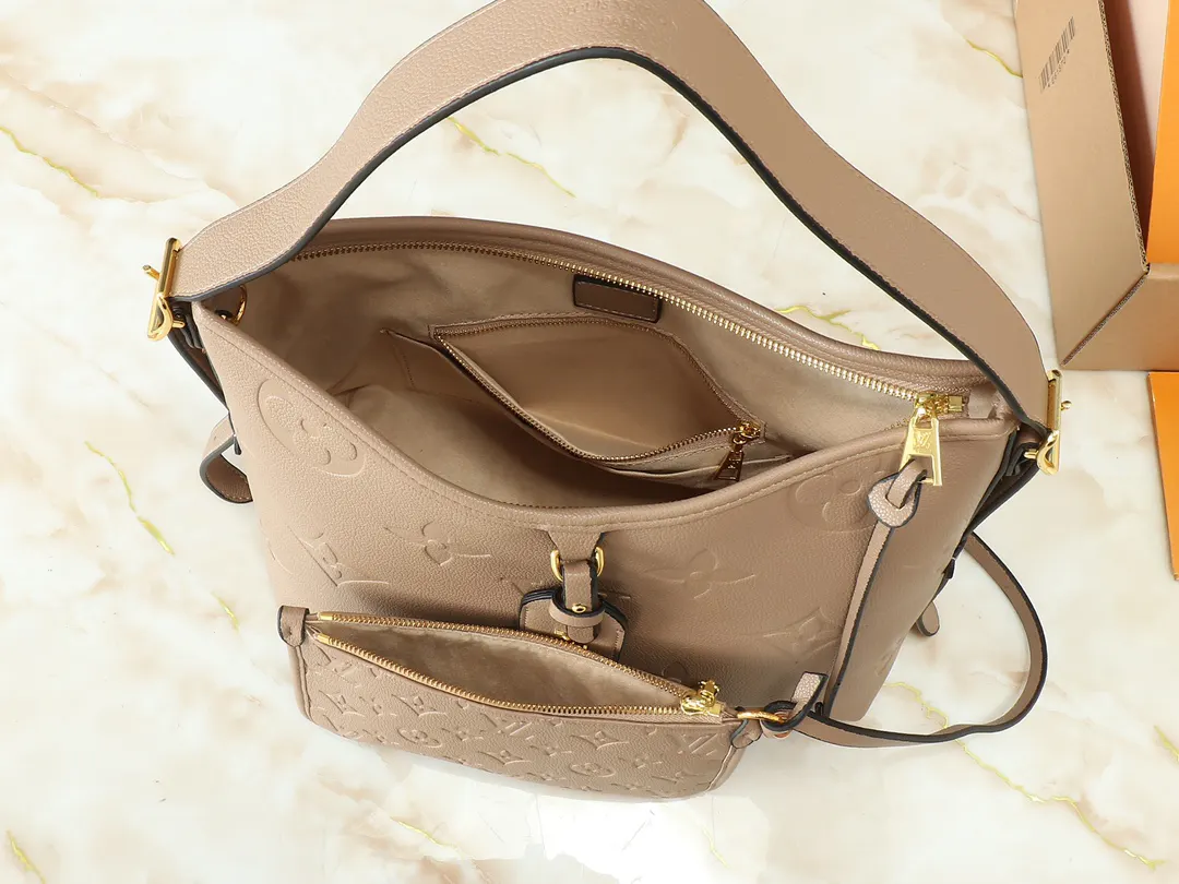 CarryAll Monogram 手拿包 精致手拿款