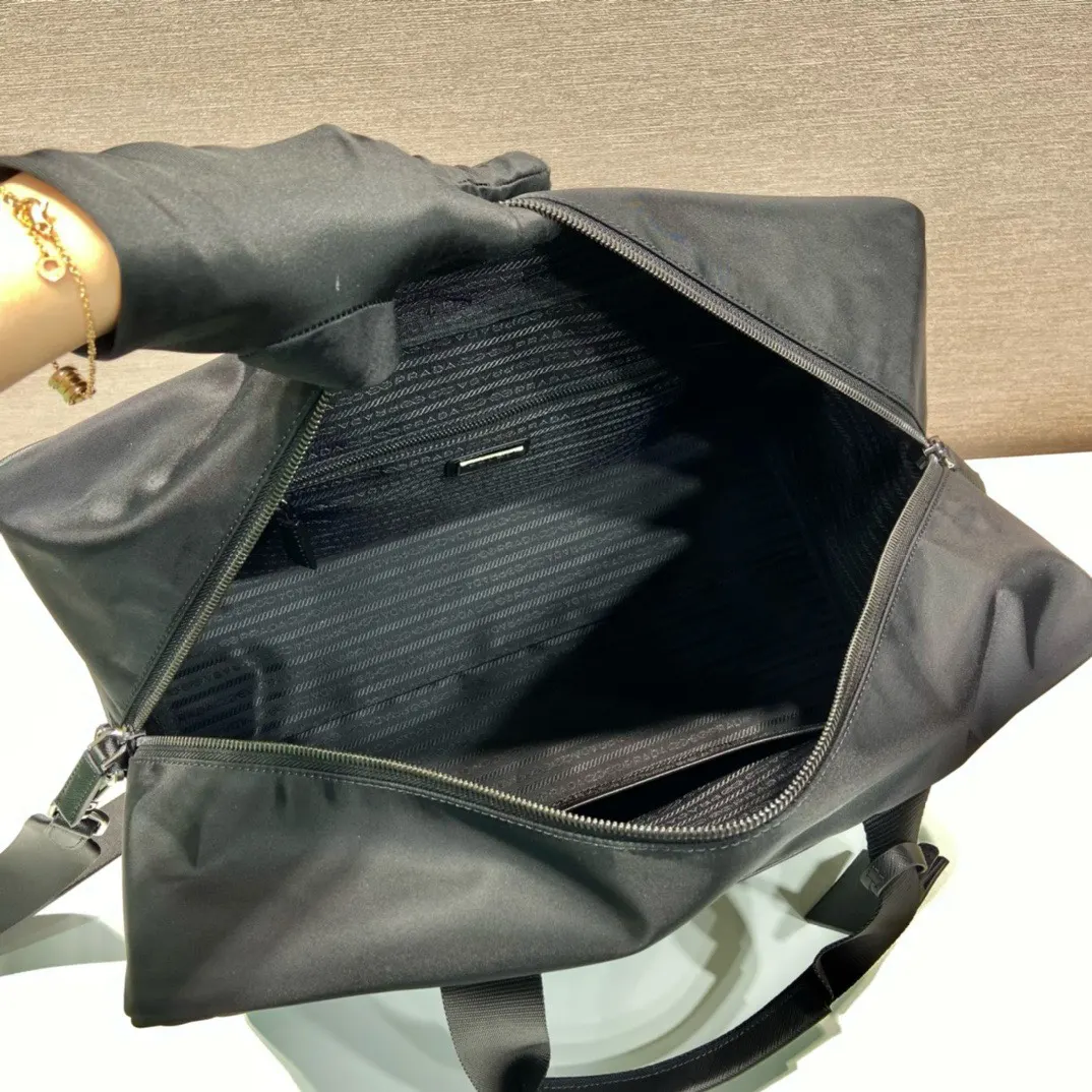 Prada Re-Nylon 皮革 Saffiano 十字纹 旅行包