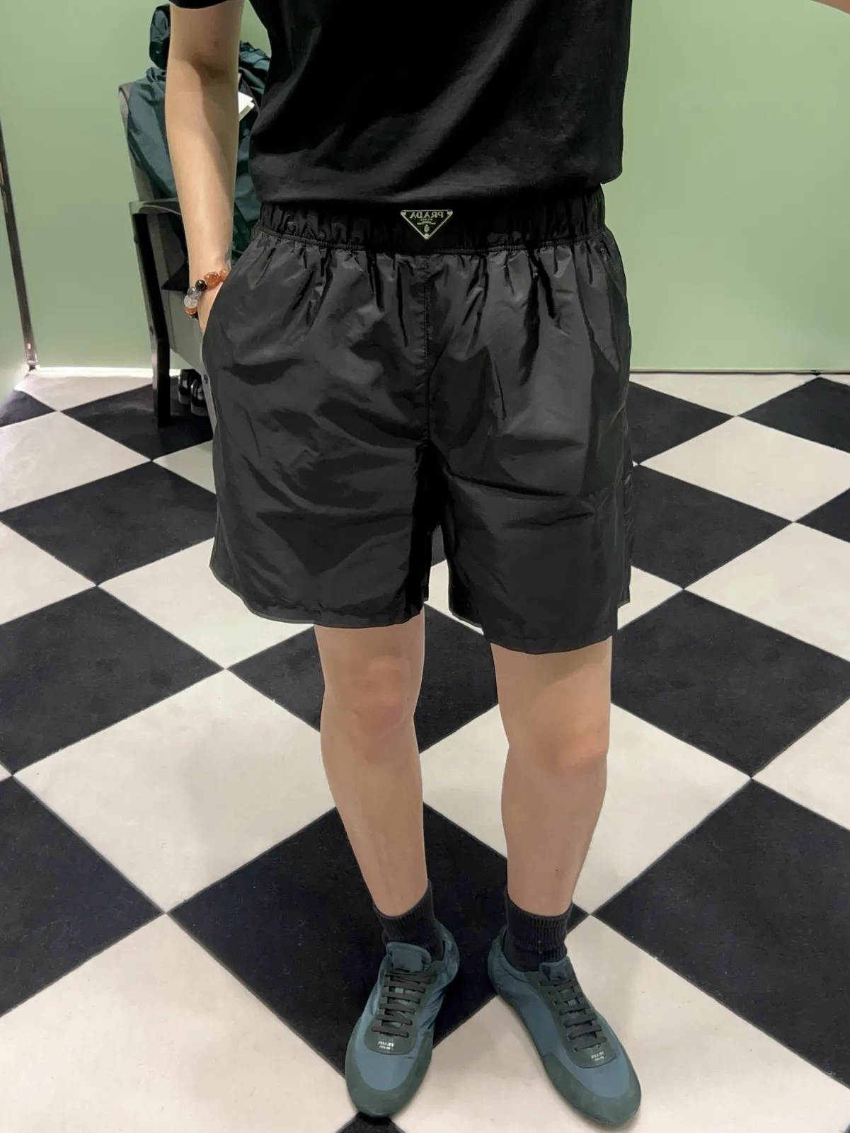 PRADA Re-Nylon尼龙 三角标 短裤 休闲宽松款