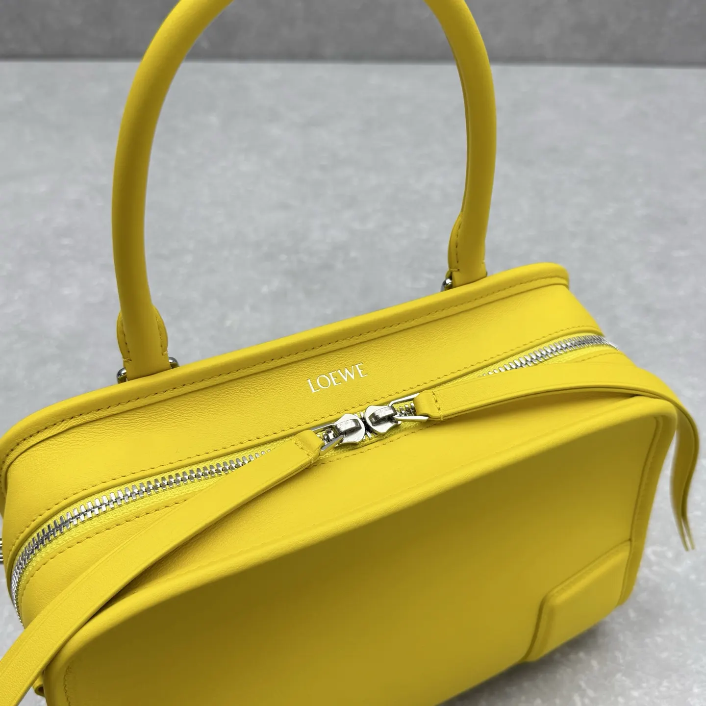 Loewe 黄色 皮革 斜挎包 轻便斜挎款
