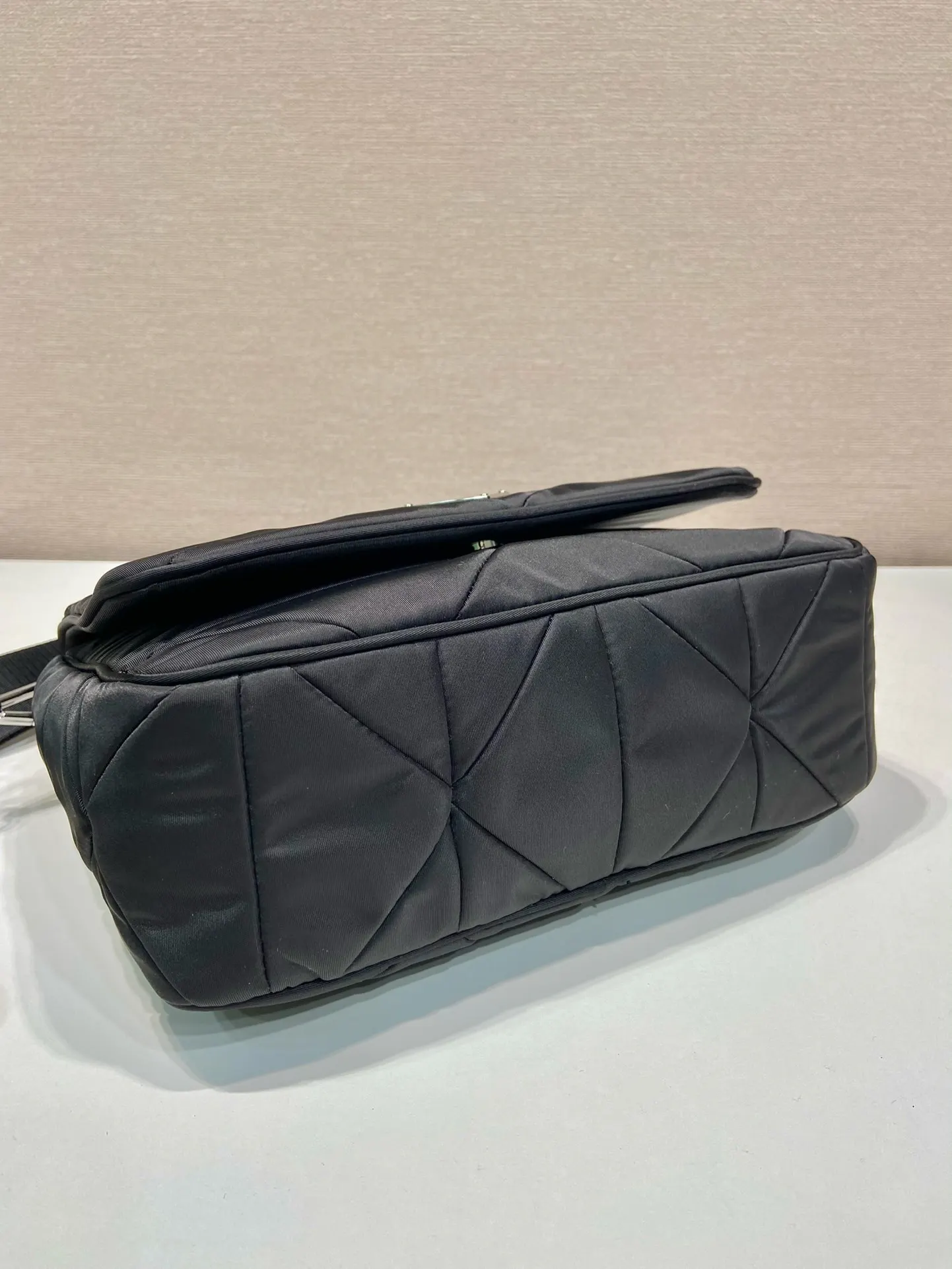 Prada Re-Nylon 钱包