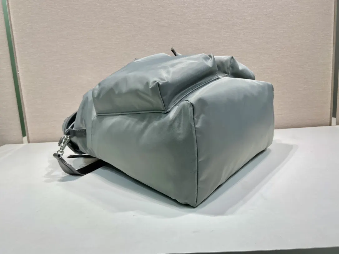 Prada 尼龙 牛皮 双肩背包 轻便实用