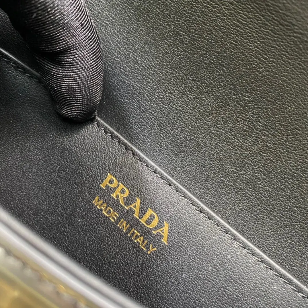 Prada 牛皮 三角标 斜挎包