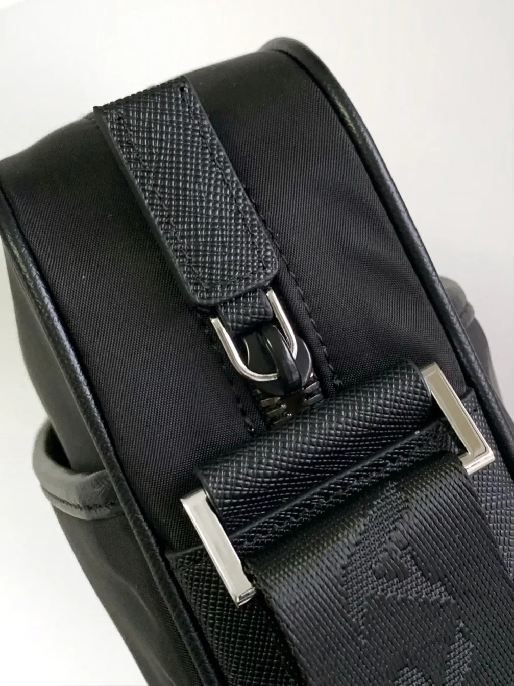 Prada 2VQ002 皮革 斜背包