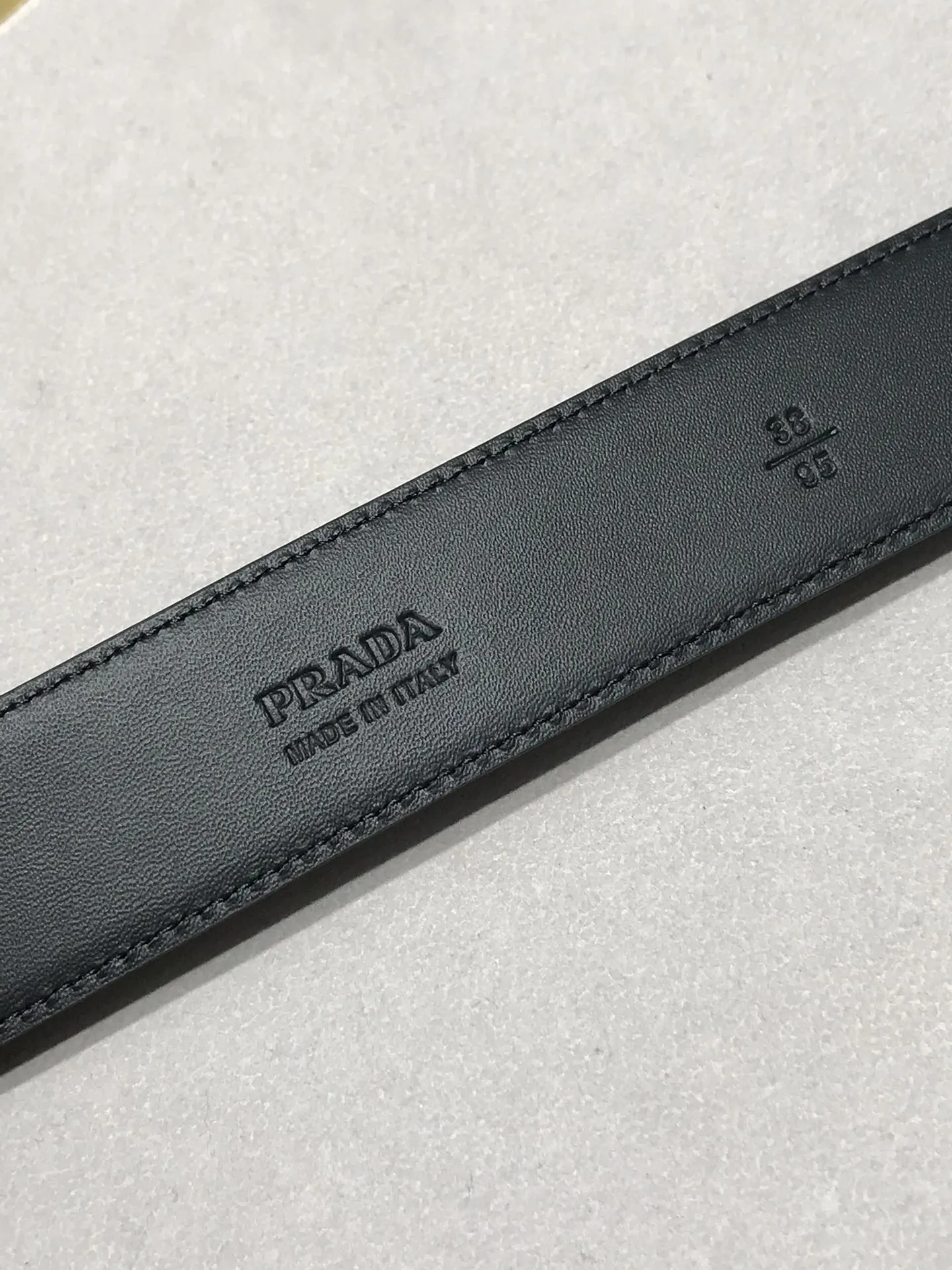 Prada 牛皮 三角标 腰带 通勤搭配