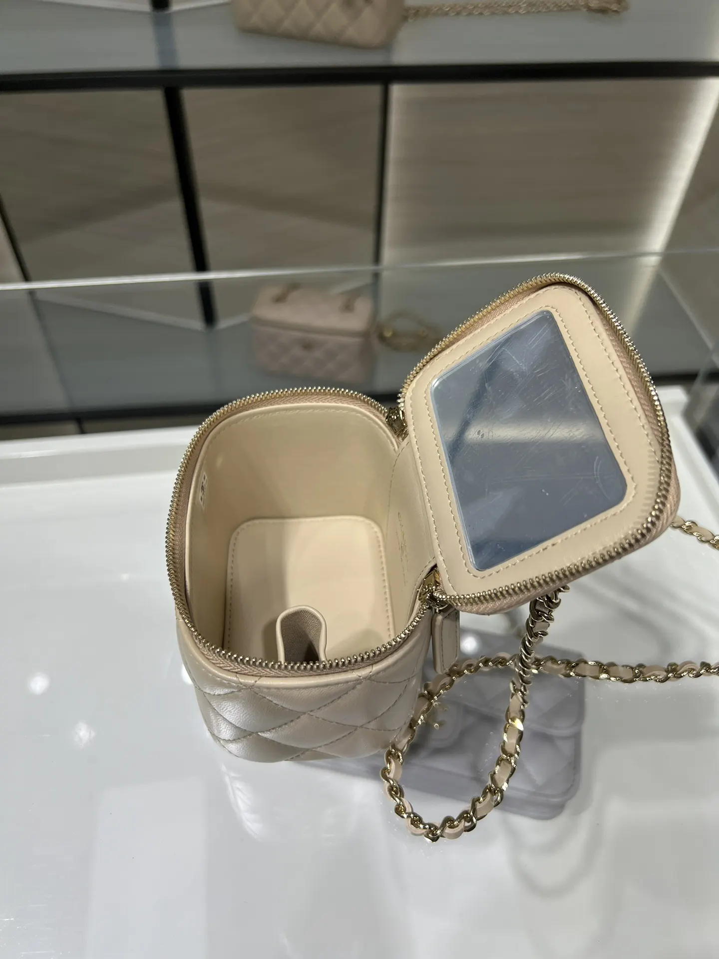 Chanel 19 小號 米色 皮革 菱格絎縫 鏈條包