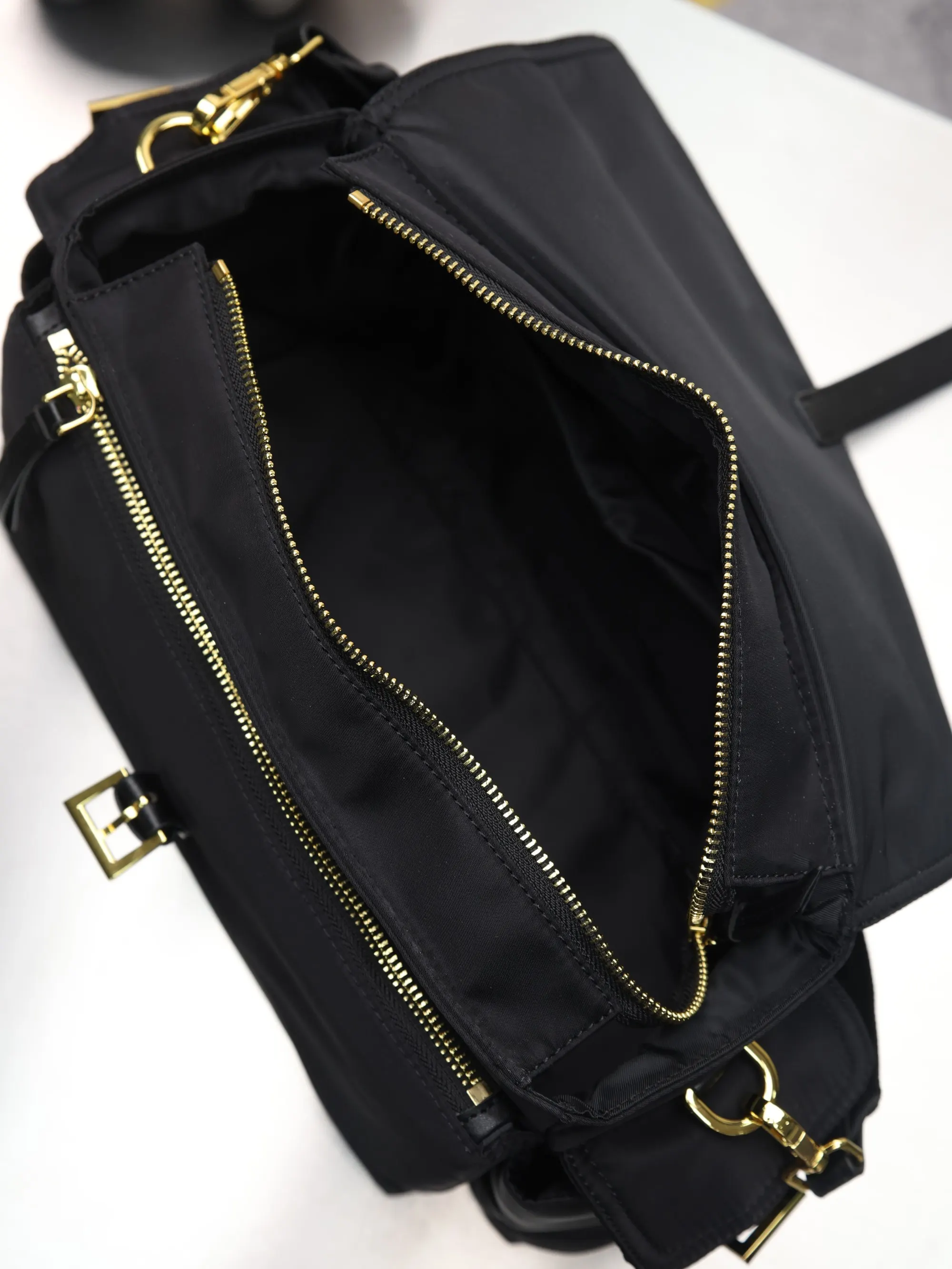 Prada Re-Nylon 尼龙 皮革 三角标 邮差包 斜挎包