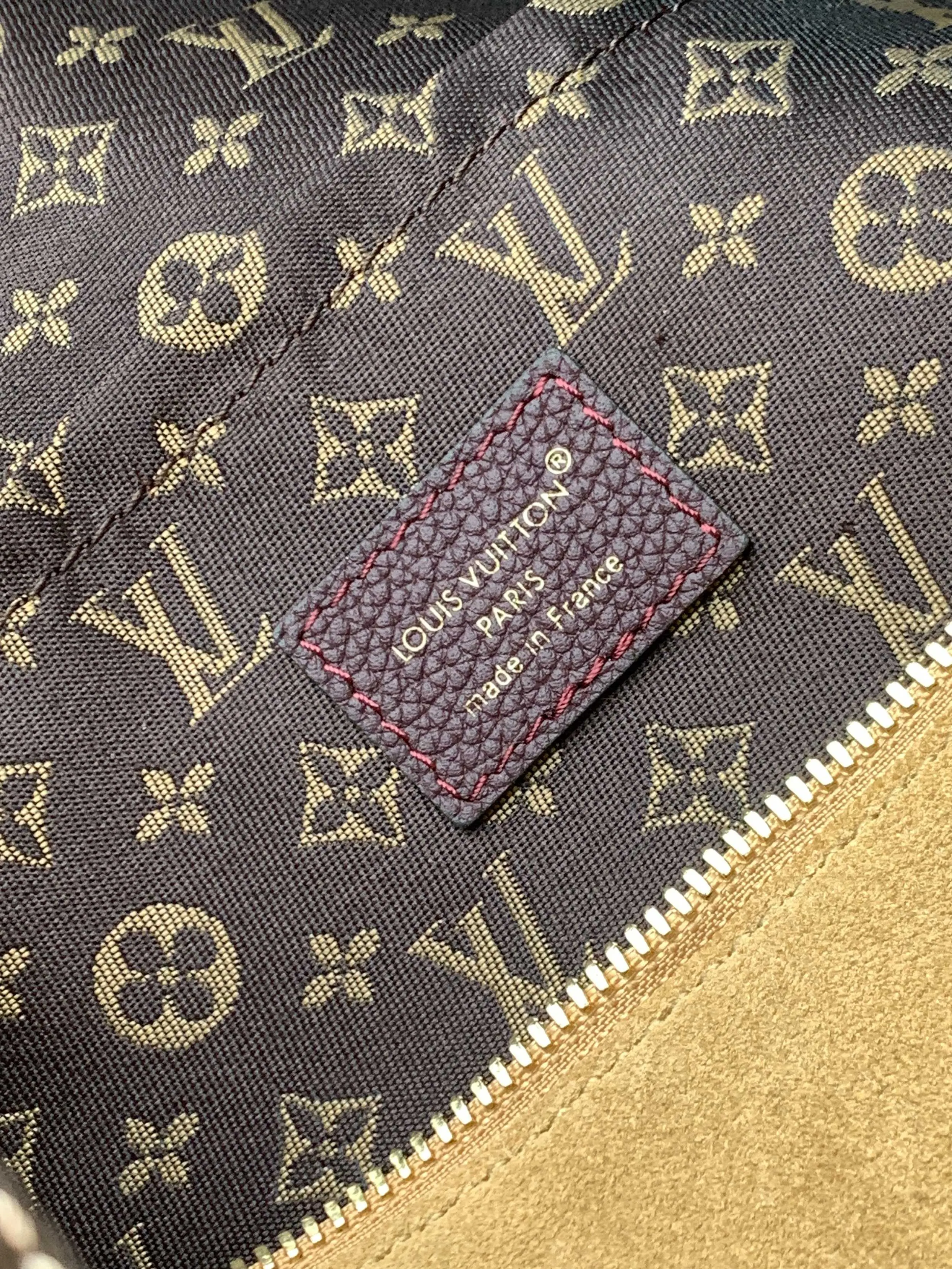 LV Keepall travel bag, large capacity travel model Image 9 LV Keepall travel bag, large capacity travel model Image 9