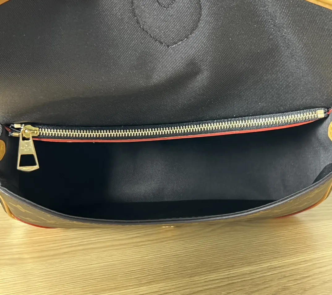 LV Diane 牛皮 宽幅提花肩带两面分别呈现醒目标识和 Mo腋下包 复古腋下背款