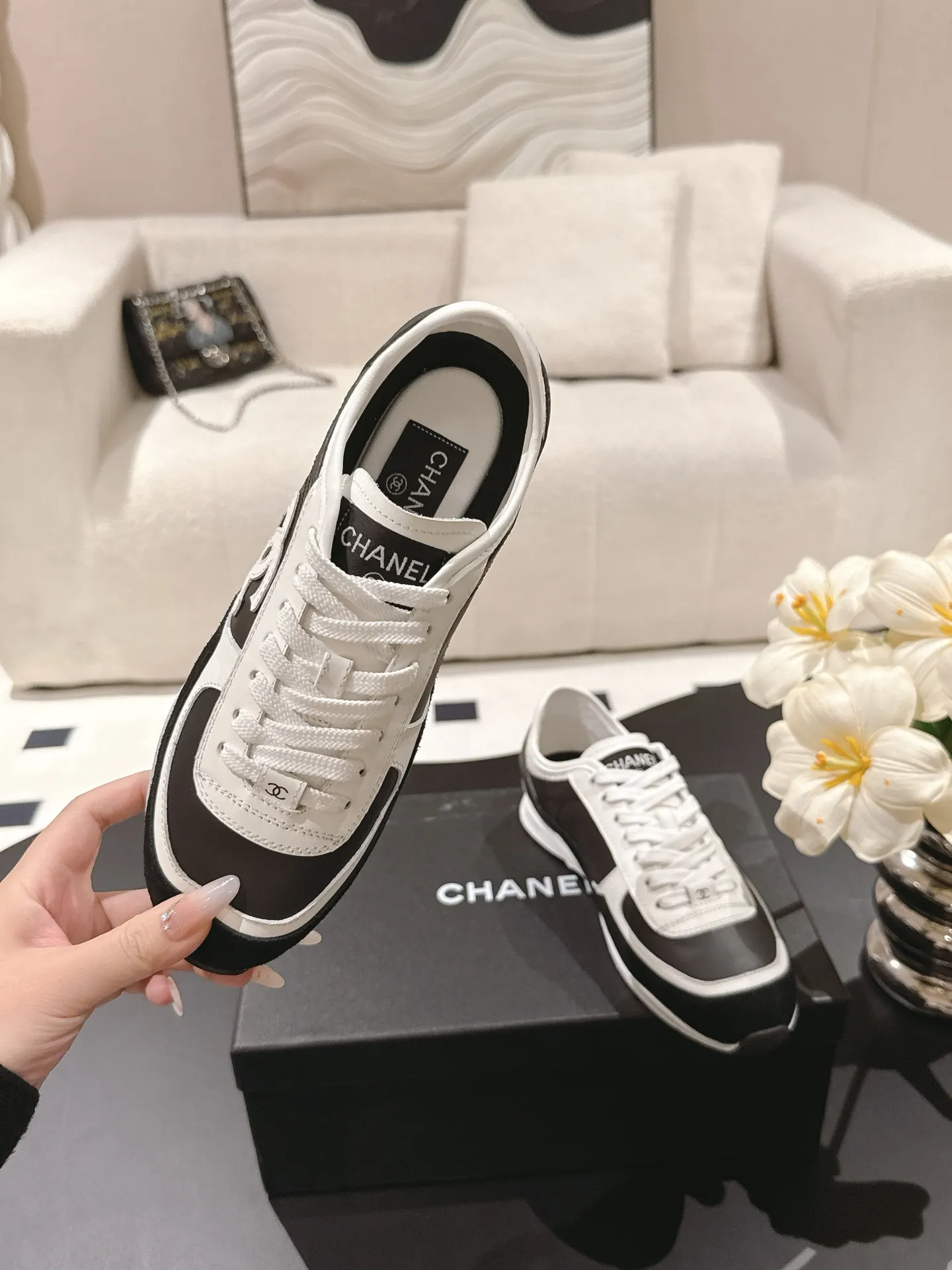 CHANEL 黑白拼色羊皮休闲鞋 红色细节款