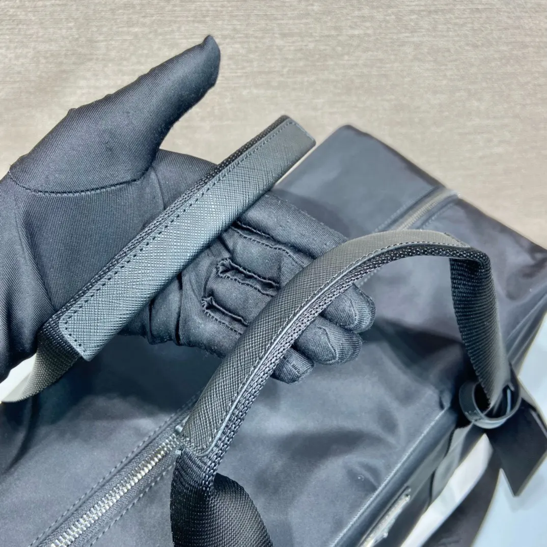 Prada Re-Nylon 皮革 Saffiano 十字纹 旅行包