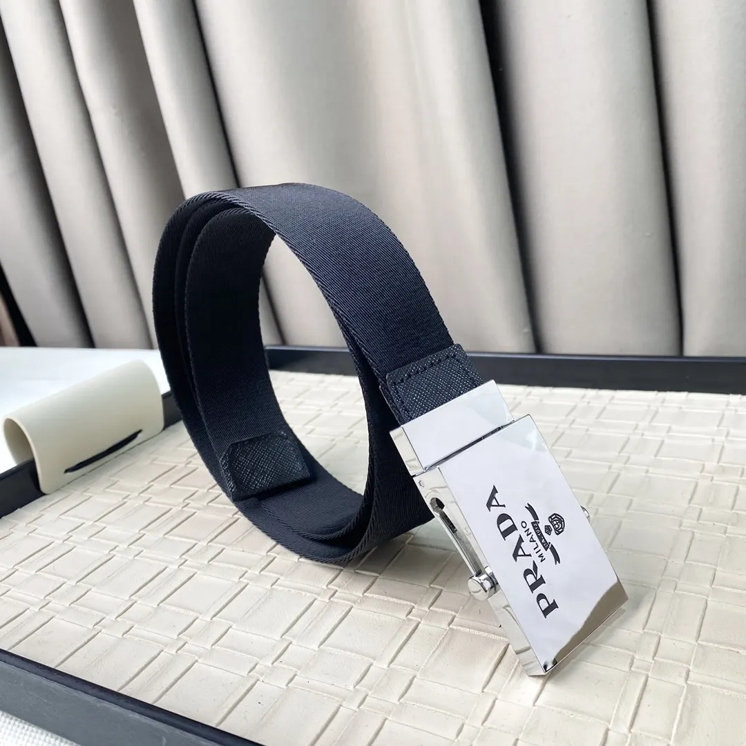 Prada 腰带 通勤搭配