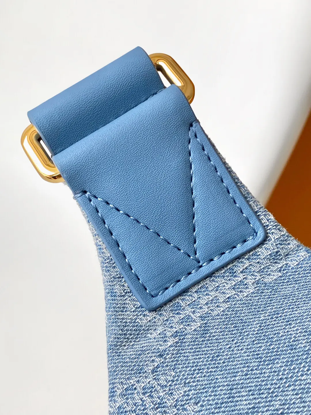 LV fanny pack, casual breast bag Image 6 LV fanny pack, casual breast bag Image 6
