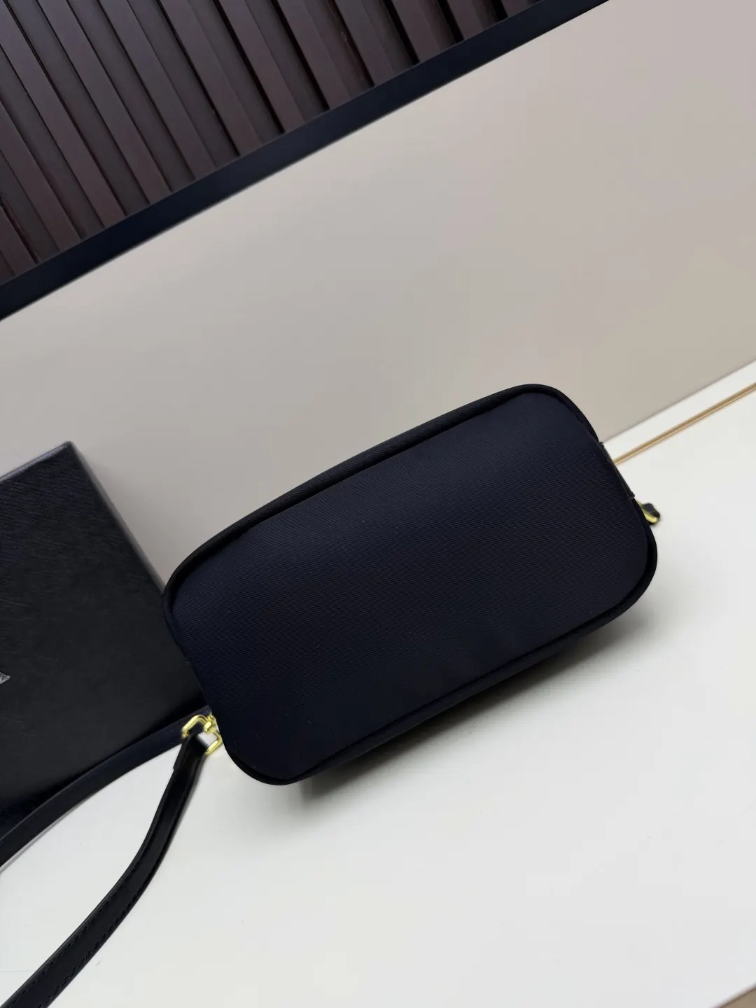 Prada 黑色 皮革 批 三角logo黑色單肩包 采用优质皮 收納包 旅行收納款