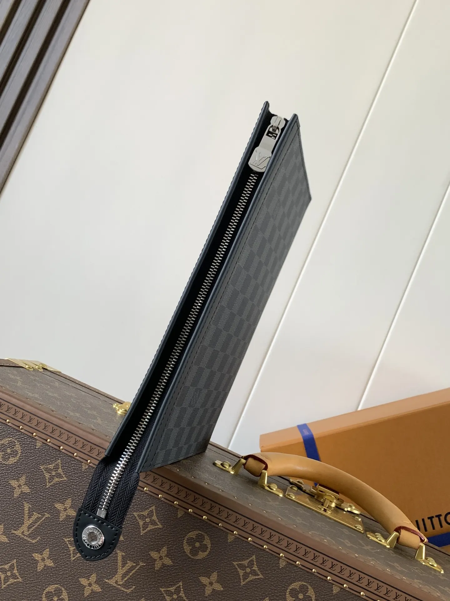 老花 牛皮 拉链开启卡片夹层和贴袋 可有序收納随行所需 亦可收入 手拿包 精致手拿款