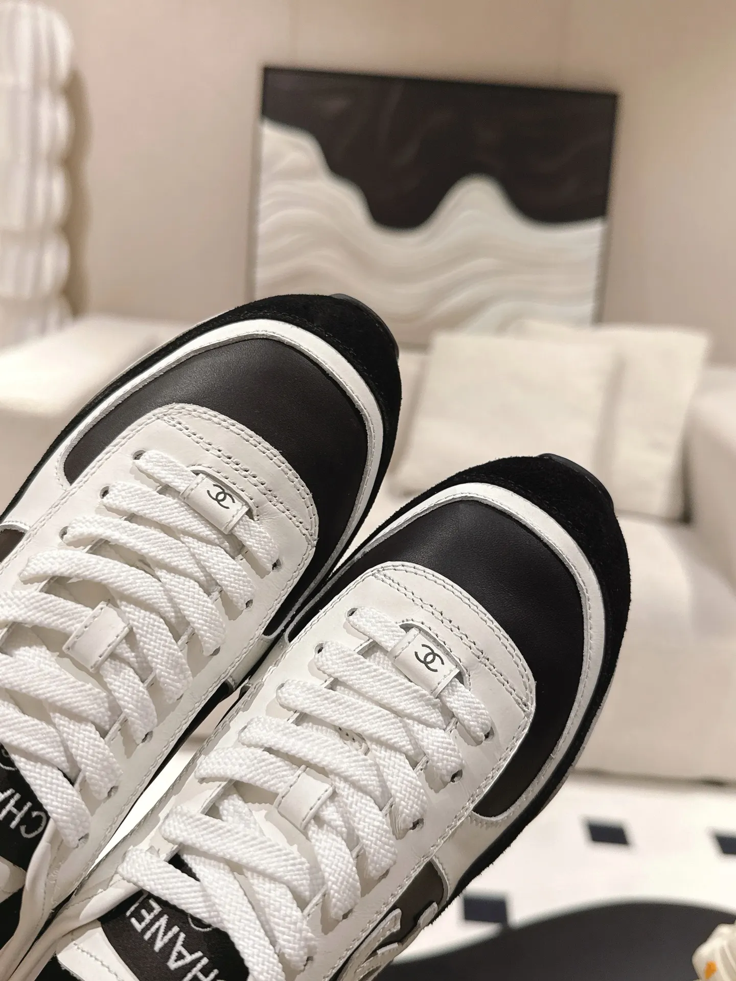CHANEL 黑白拼色羊皮休闲鞋 红色细节款