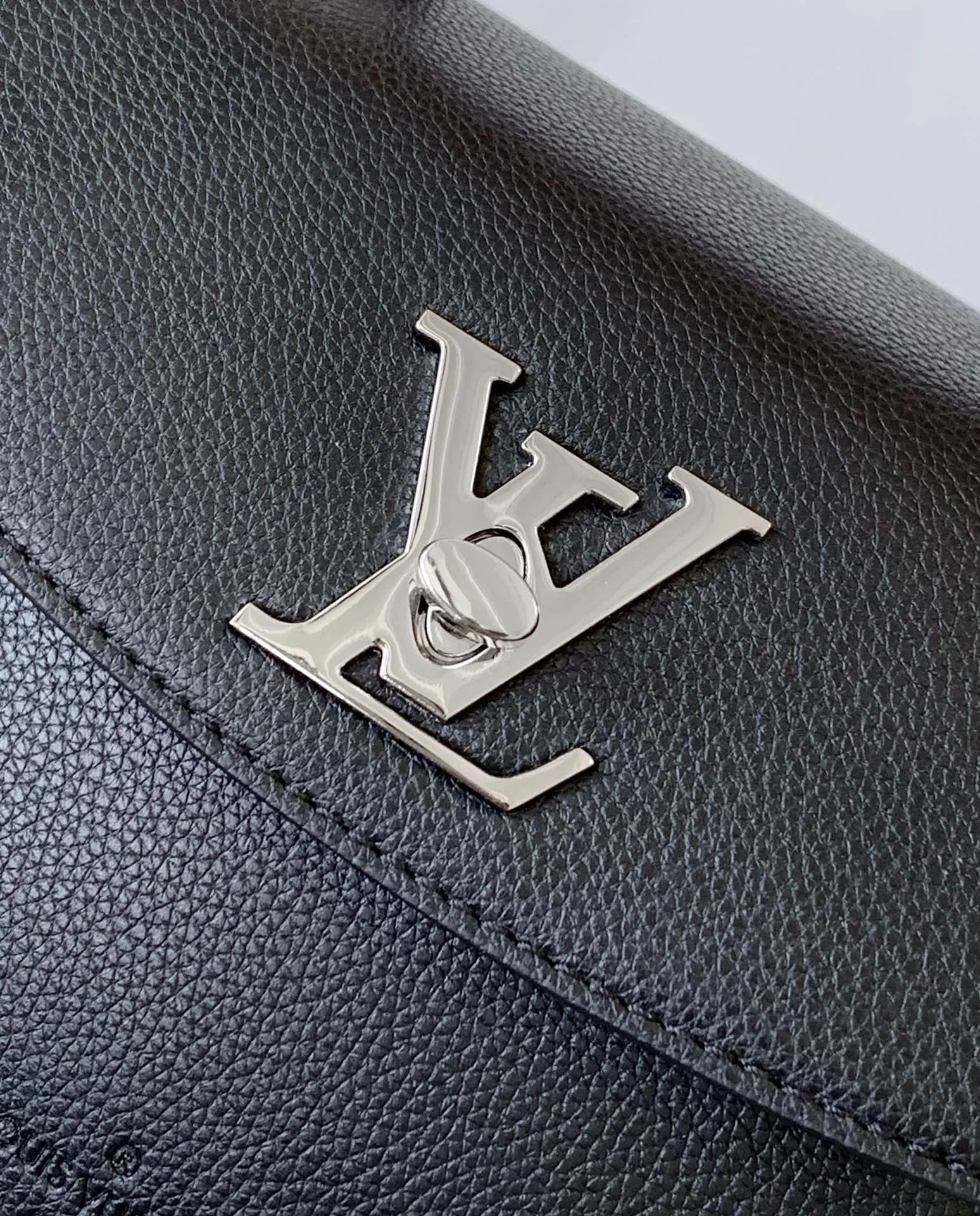 LV 灰色 牛皮 链条包 精致链条款