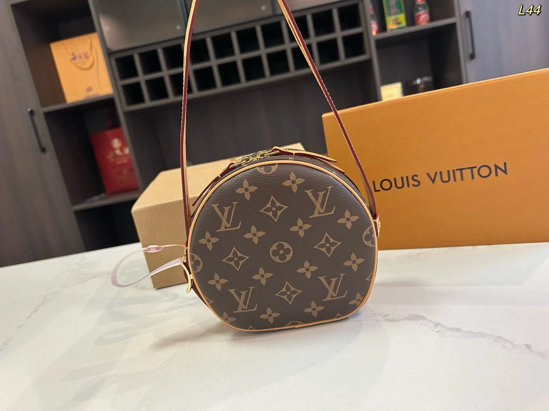LV 钢五金 斜挎包 轻便斜挎款