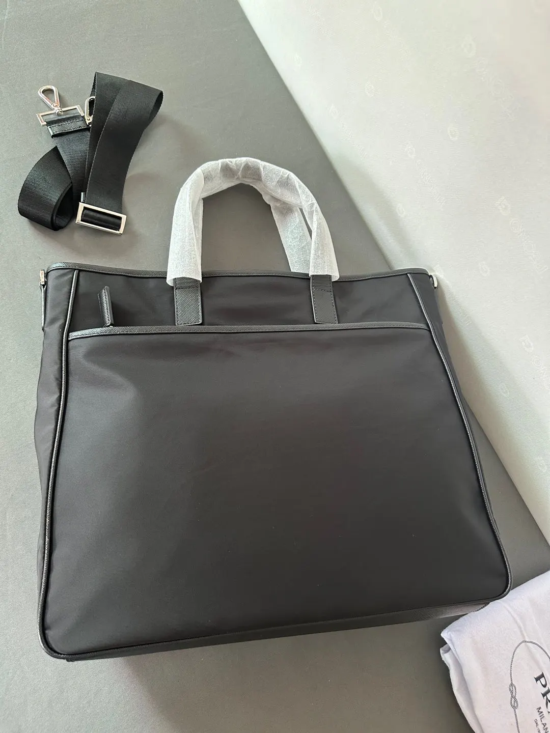 Prada 牛皮 纯 功能性Re Nylon再生尼龍与Safflano 托特包 大容量托特款