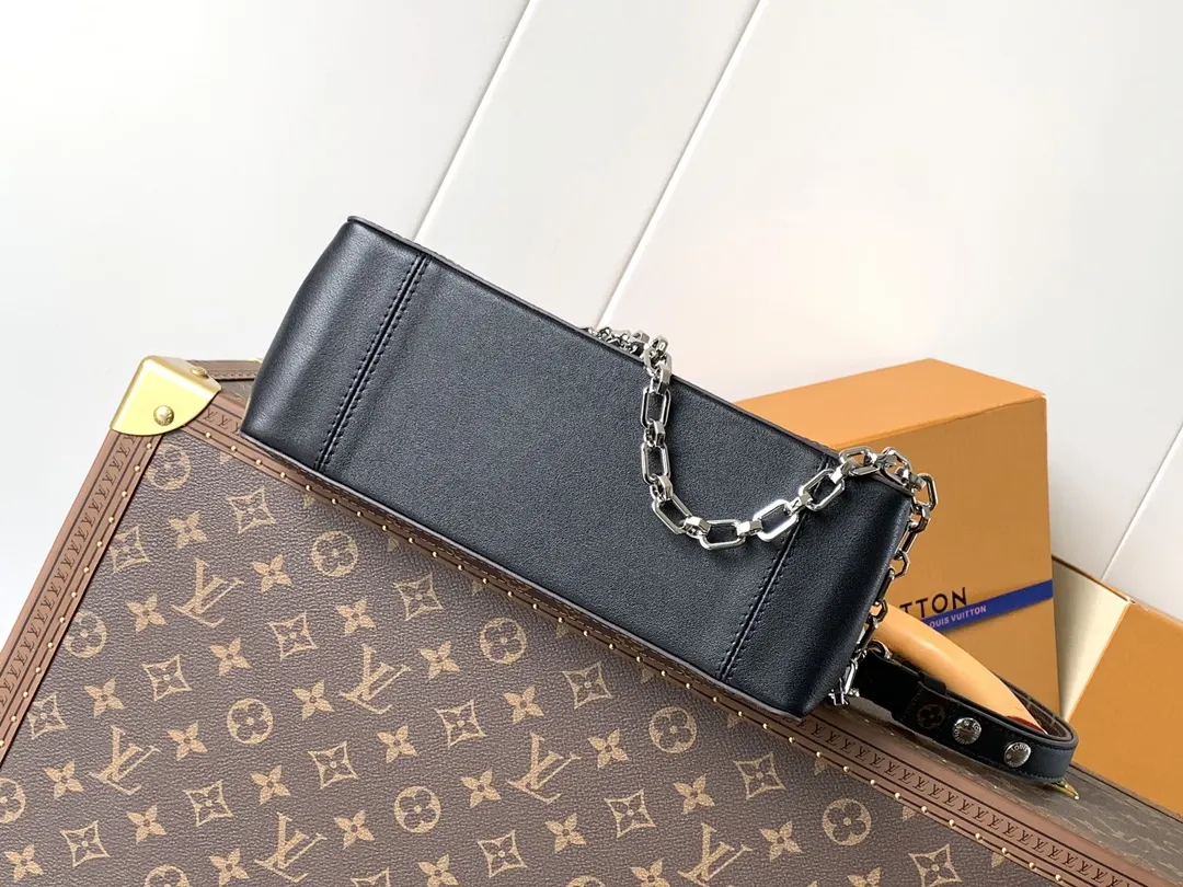LV 牛皮 字母跃现于翻盖之上 与可拆卸链条相映成趣 链条包 精致链条款