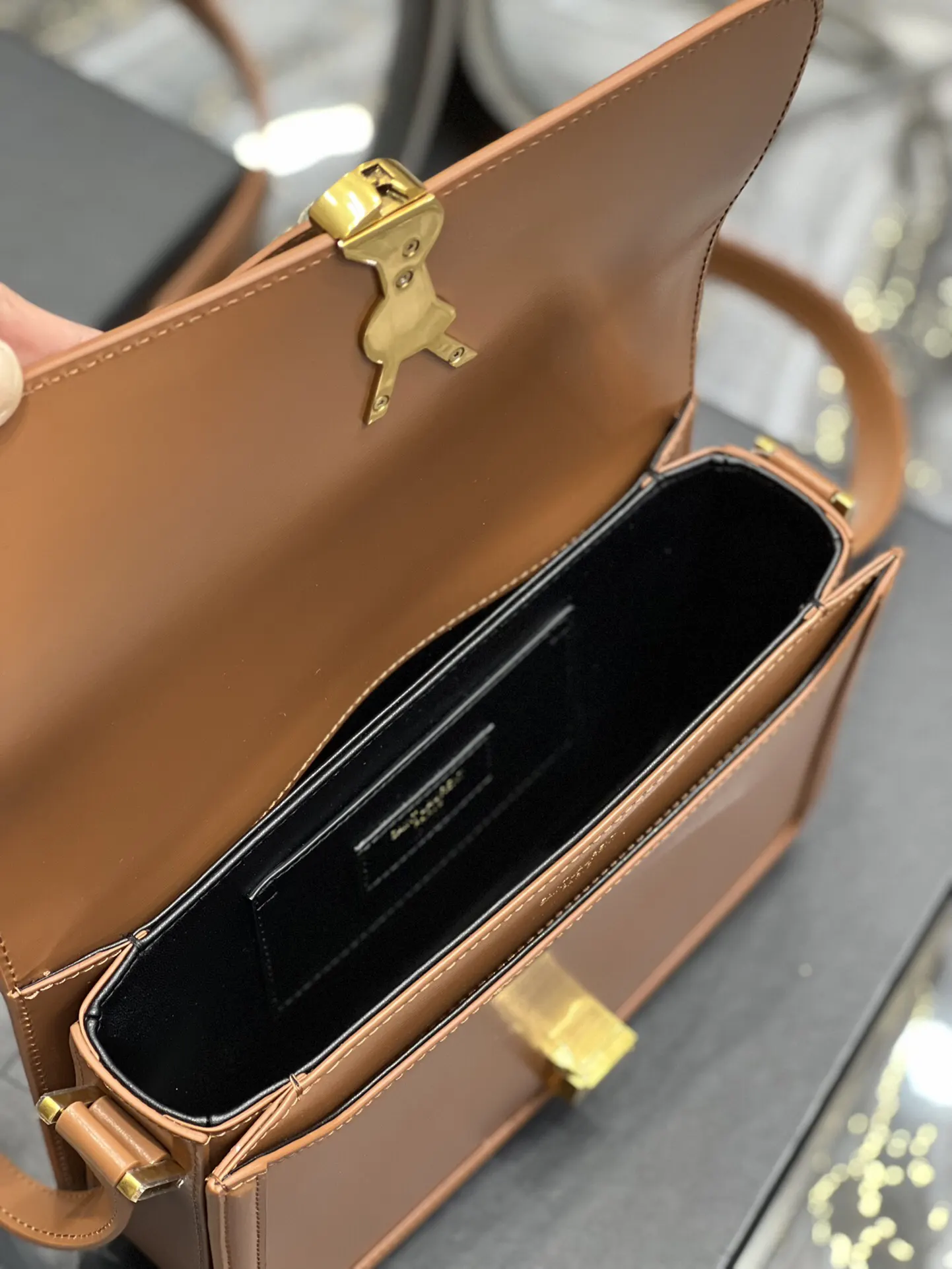 Crossbody Bag Lightweight Leather Image 9 Crossbody Bag Lightweight Leather Image 9