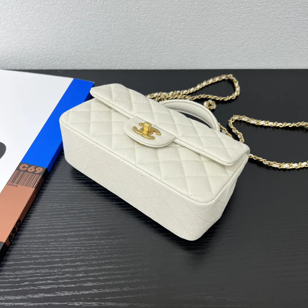 CHANEL 米白色牛皮翻盖链条包 金扣款